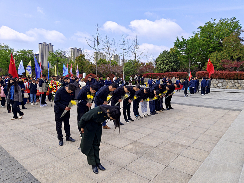 道路合周高速04標(biāo)黨支部聯(lián)合阜南項(xiàng)目到阜陽(yáng)市和平公園革命烈士紀(jì)念館開(kāi)展“祭先烈 學(xué)黨史 悟思想 建新功”活動(dòng)